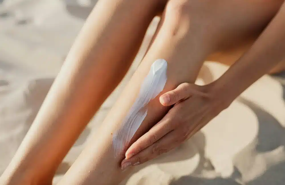 ทาครีมให้ความชุ่มชื้น